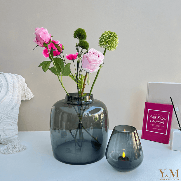 Y&M Home Creations - Vase the World Bartica Rookglas  Vaas Grey.  Deze VTW gave collectie wil je gewoon in huis hebben.  Uniek, Luxe, Exclusief vazen. Mooi met en zonder bloemen! Echt een parel in jouw huis