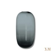 Y&M Home Creations - Vase the World Salzach Rookglas Vaas Grey.  Deze VTW gave collectie wil je gewoon in huis hebben.  Uniek, Luxe, Exclusief vazen. Mooi met en zonder bloemen! Echt een parel in jouw huis