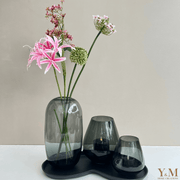 Y&M Home Creations - Vase the World Salzach Rookglas Vaas Grey.  Deze VTW gave collectie wil je gewoon in huis hebben.  Uniek, Luxe, Exclusief vazen. Mooi met en zonder bloemen! Echt een parel in jouw huis