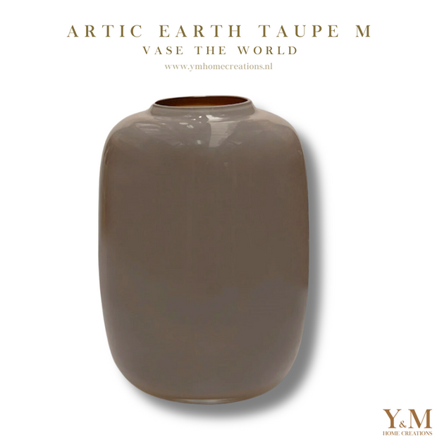 Artic Pastel Vaas Earth Taupe - Vase The World - Shop bij Y&M  Deze unieke Pastel Vaas van het unieke merk Vase The World  is een mooi, luxe & exclusief item in elk interieur.