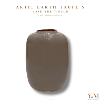 Artic Pastel Vaas Earth | Taupe - Vase The World - Shop bij Y&M  Deze unieke Pastel Vaas van het unieke merk Vase The World  is een mooi, luxe & exclusief item in elk interieur.