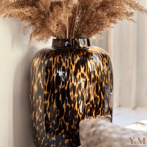 Deze unieke Vaas Gold Cheetah van het unieke merk Vase The World  is een mooi, luxe & exclusief item in elk interieur. Past in een luxe, Eric Kuster stijl, hotel chique interieur maar ook zeker in een stoer of Scandinavisch interieur.!