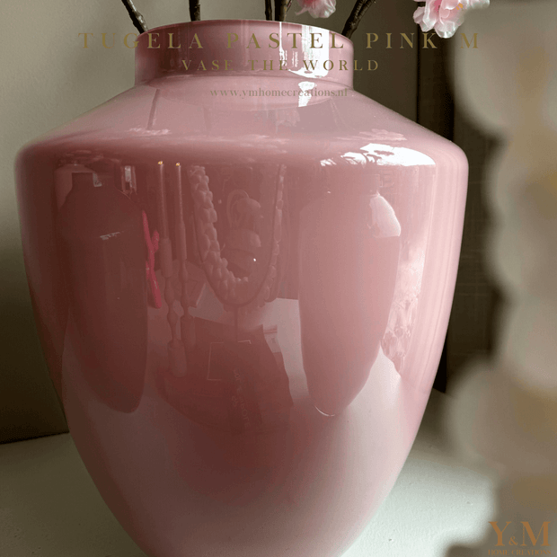 Tugela Pastel Vaas Pink | Roze  - Vase The World - Shop bij Y&M  Deze unieke Pastel Vaas van het unieke merk Vase The World  is een mooi, luxe & exclusief item in elk interieur.