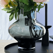 VTW Rookglas Vaas Grey Ruvuma. Design vaas. Shop jouw VTW Collectie bij Y&M Home Creations .  Deze VTW gave collectie wil je gewoon in huis hebben. Rookglas, Smokeyglas, Antraciet, Zwart