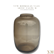 Vase The World Artic Taupe Rookglas M - 35cm hoog - Koop het bij Y&M Home Creations – Eric Kuster – Hotel Chique stijl –  Botanische inrichting - Luxe Wonen - Stoer wonen - Vintage wonen Trendy - Luxe  – Smokey glas