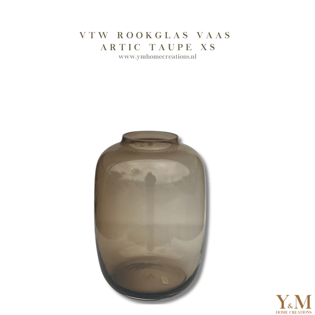 Vase The World Artic Taupe Rookglas XS - 24cm hoog - Koop het bij Y&M Home Creations – Eric Kuster – Hotel Chique stijl –  Botanische inrichting - Luxe Wonen - Stoer wonen - Vintage wonen Trendy - Luxe  – Smokey glas