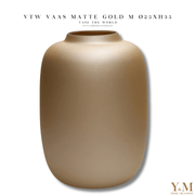 Artic Matte Gold M 25x35cm - Vase The World - Shop bij Y&M  Deze unieke Gouden Kleur Vaas van het unieke merk Vase The World  is een mooi, luxe & exclusief item in elk interieur.