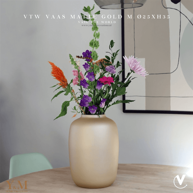 Artic Matte Gold M 25x35cm - Vase The World - Shop bij Y&M  Deze unieke Gouden Kleur Vaas van het unieke merk Vase The World  is een mooi, luxe & exclusief item in elk interieur.