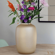 Artic Matte Gold M 25x35cm - Vase The World - Shop bij Y&M  Deze unieke Gouden Kleur Vaas van het unieke merk Vase The World  is een mooi, luxe & exclusief item in elk interieur.