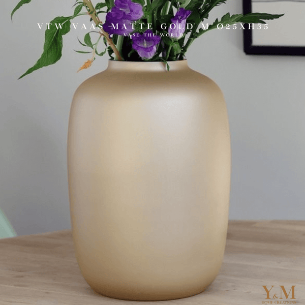 Artic Matte Gold M 25x35cm - Vase The World - Shop bij Y&M  Deze unieke Gouden Kleur Vaas van het unieke merk Vase The World  is een mooi, luxe & exclusief item in elk interieur.