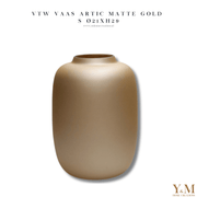Artic Matte Gold S 21x29cm - Vase The World - Shop bij Y&M  Deze unieke Gouden Kleur Vaas van het unieke merk Vase The World  is een mooi, luxe & exclusief item in elk interieur.