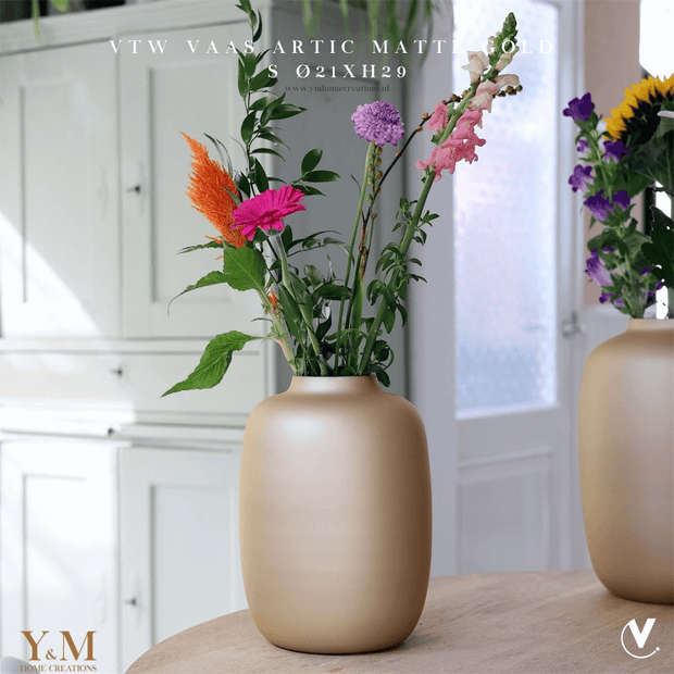 Artic Matte Gold S 21x29cm - Vase The World - Shop bij Y&M  Deze unieke Gouden Kleur Vaas van het unieke merk Vase The World  is een mooi, luxe & exclusief item in elk interieur.