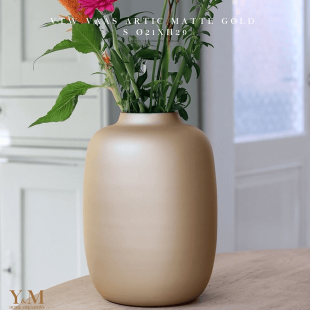 Artic Matte Gold S 21x29cm - Vase The World - Shop bij Y&M  Deze unieke Gouden Kleur Vaas van het unieke merk Vase The World  is een mooi, luxe & exclusief item in elk interieur.