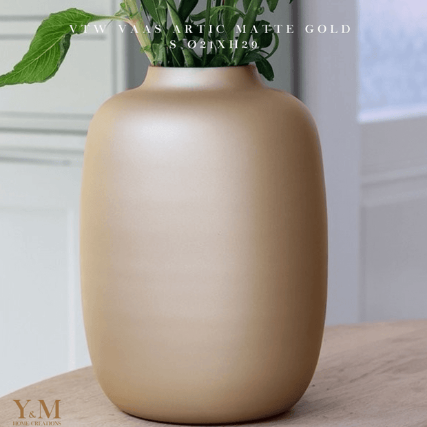 Artic Matte Gold S 21x29cm - Vase The World - Shop bij Y&M  Deze unieke Gouden Kleur Vaas van het unieke merk Vase The World  is een mooi, luxe & exclusief item in elk interieur.
