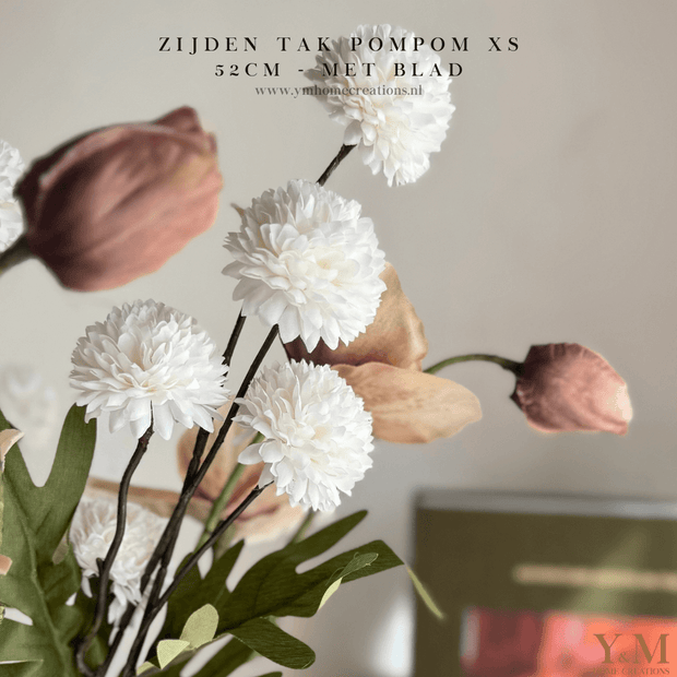 Zijden Tak PomPom Wit XS 52cm - Shop bij Y&M Home Creations Laat je interieur shinen met deze prachtige, stijlvolle zijden decoratie takken! 