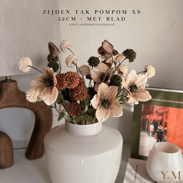 Zijden Tak PomPom XS 52cm - Shop bij Y&M Home Creations Laat je interieur shinen met deze prachtige, stijlvolle zijden decoratie takken! 