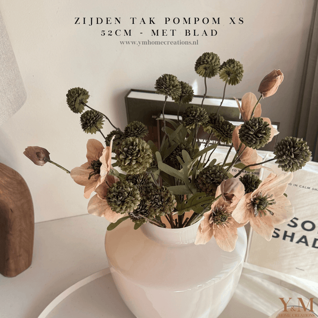 Zijden Tak PomPom Dark Olive | Dark Green | Groen XS 52cm - Shop bij Y&M Home Creations Laat je interieur shinen met deze prachtige, stijlvolle zijden decoratie takken! 