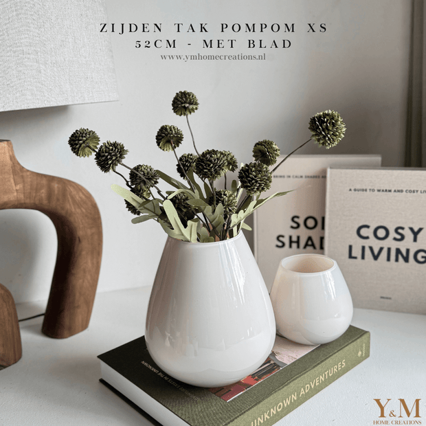 Zijden Tak PomPom Dark Olive | Dark Green | Groen XS 52cm - Shop bij Y&M Home Creations Laat je interieur shinen met deze prachtige, stijlvolle zijden decoratie takken! 