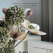 Zijden Tak PomPom Dark Olive | Dark Green | Groen XS 52cm - Shop bij Y&M Home Creations Laat je interieur shinen met deze prachtige, stijlvolle zijden decoratie takken! 