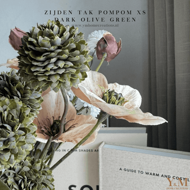 Zijden Tak PomPom Dark Olive | Dark Green | Groen XS 52cm - Shop bij Y&M Home Creations Laat je interieur shinen met deze prachtige, stijlvolle zijden decoratie takken! 