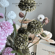 Zijden Tak PomPom Dark Olive | Dark Green | Groen XS 52cm - Shop bij Y&M Home Creations Laat je interieur shinen met deze prachtige, stijlvolle zijden decoratie takken! 