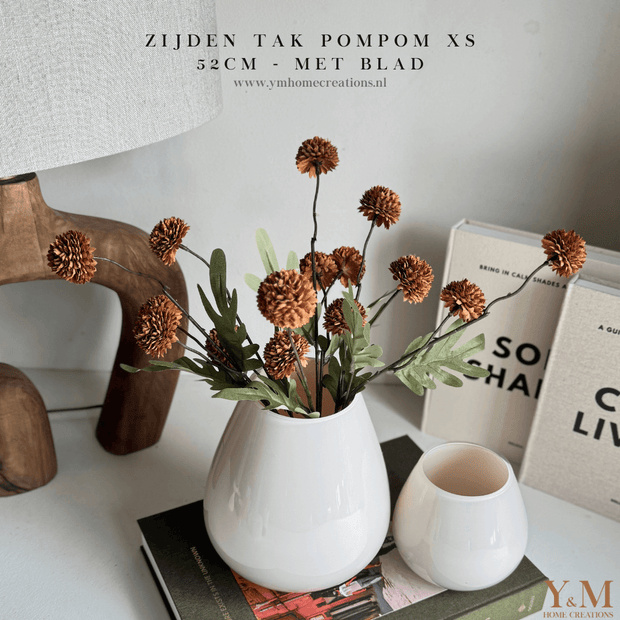Zijden Tak PomPom Light Brown | Cognac Brown | Licht Bruin XS 52cm - Shop bij Y&M Home Creations Laat je interieur shinen met deze prachtige, stijlvolle zijden decoratie takken! 