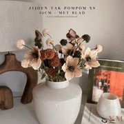 Zijden Tak PomPom Light Brown | Cognac Brown | Licht Bruin XS 52cm - Shop bij Y&M Home Creations Laat je interieur shinen met deze prachtige, stijlvolle zijden decoratie takken! 