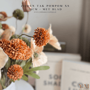 Zijden Tak PomPom Light Brown | Cognac Brown | Licht Bruin XS 52cm - Shop bij Y&M Home Creations Laat je interieur shinen met deze prachtige, stijlvolle zijden decoratie takken! 