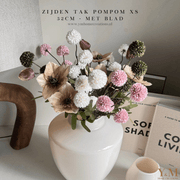 Zijden Tak PomPom Wit | White XS 52cm - Shop bij Y&M Home Creations Laat je interieur shinen met deze prachtige, stijlvolle zijden decoratie takken! 