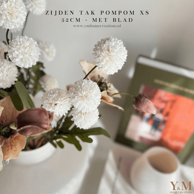 Zijden Tak PomPom Wit | White XS 52cm - Shop bij Y&M Home Creations Laat je interieur shinen met deze prachtige, stijlvolle zijden decoratie takken! 