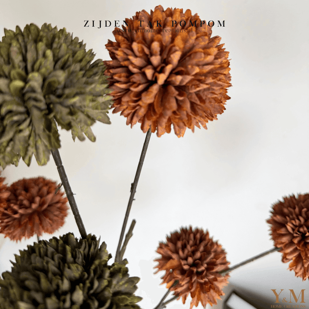 Zijden Tak PomPom Cognac Brown & Olive Green L 98cm - Shop bij Y&M Home Creations Laat je interieur shinen met deze prachtige, stijlvolle zijden decoratie takken! 