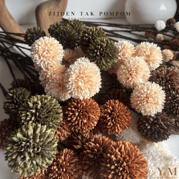 🌸 Op zoek naar een stijlvolle eyecatcher voor je interieur? Deze zijden tak met zachte PomPoms geeft je woonkamer, hal of slaapkamer direct een luxe en romantische uitstraling. 🌿
💖 Levensecht, buigbaar en onderhoudsvrij – gewoon perfect in elke vaas! 🛒 Shop nu en fleur je interieur op zonder gedoe met echte bloemen!