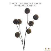 Zijden Tak PomPom Dark Olive Green | Donker Groen L 98cm - Shop bij Y&M Home Creations Laat je interieur shinen met deze prachtige, stijlvolle zijden decoratie takken! 