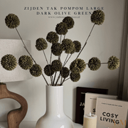Zijden Tak PomPom Dark Olive Green | Donker Groen L 98cm - Shop bij Y&M Home Creations Laat je interieur shinen met deze prachtige, stijlvolle zijden decoratie takken! 