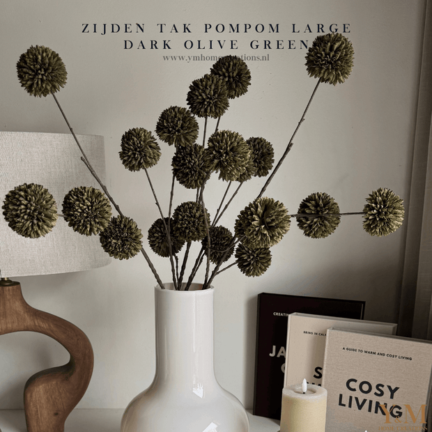Zijden Tak PomPom Dark Olive Green | Donker Groen L 98cm - Shop bij Y&M Home Creations Laat je interieur shinen met deze prachtige, stijlvolle zijden decoratie takken! 