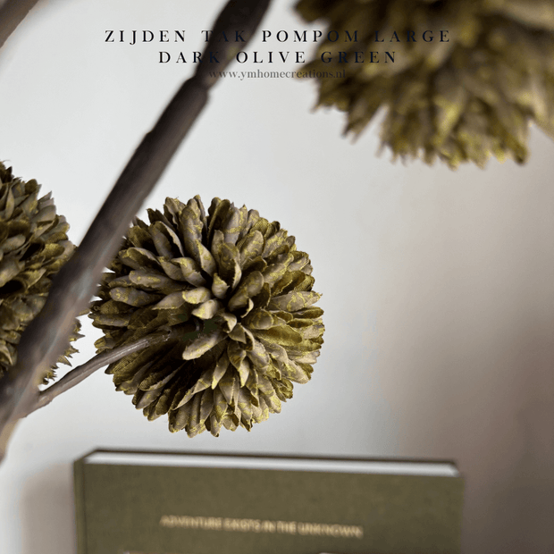 Zijden Tak PomPom Dark Olive Green | Donker Groen L 98cm - Shop bij Y&M Home Creations Laat je interieur shinen met deze prachtige, stijlvolle zijden decoratie takken! 
