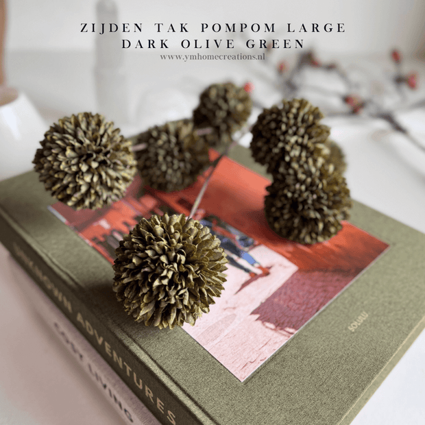 Zijden Tak PomPom Dark Olive Green | Donker Groen L 98cm en Solulu Opbergboek - Shop bij Y&M Home Creations Laat je interieur shinen met deze prachtige, stijlvolle zijden decoratie takken! 