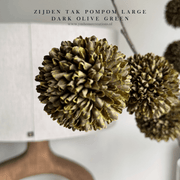 Zijden Tak PomPom Dark Olive Green | Donker Groen L 98cm - Shop bij Y&M Home Creations Laat je interieur shinen met deze prachtige, stijlvolle zijden decoratie takken! 