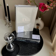 Tafelboek Catwalk Dior, The Complete Collection – Prachtig boek. The best-selling Dior Catwal, het eerste boek brengt de legendarische collecties van Christian Dior en die van zijn opvolgers.  Koffietafelboek voor op de salontafel, leestafel en dressoir. 