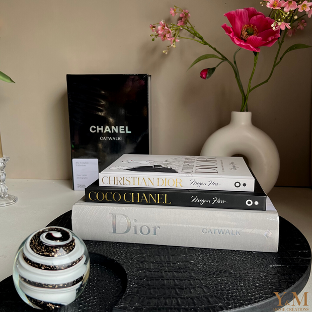 Tafelboek Catwalk Dior, The Complete Collection – Prachtig boek. The best-selling Dior Catwal, het eerste boek brengt de legendarische collecties van Christian Dior en die van zijn opvolgers.  Koffietafelboek voor op de salontafel, leestafel en dressoir. 