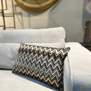 Black Bronze Chevron 50x30 Luxe Sierkussens Mooie luxe sierkussens van het mooie merk Colmore by Diga, die heel goed passen op jouw bank / sofa maar ook op bed. “Style je (lounge) bank, bed helemaal af met onze prachtige luxe kussens!”