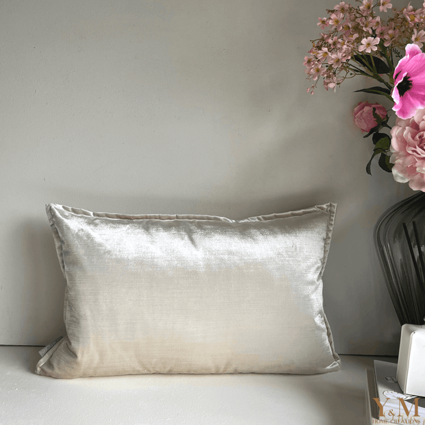 Ivoor Velvet 55x35 Luxe Sierkussens Mooie luxe sierkussens van het mooie merk Colmore by Diga, die heel goed passen op jouw bank / sofa maar ook op bed. “Style je (lounge) bank, bed helemaal af met onze prachtige luxe kussens!”