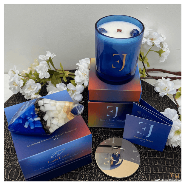 Het chique & Luxe Natuurlijke Geurkaars Dubai met Kristal Lapis Lazuli, van het exclusieve & Luxe merk EXCLUJESS, zijn te verkrijgen bij Y&M Home Creations. Sojawas, Houten knisperend lont. 