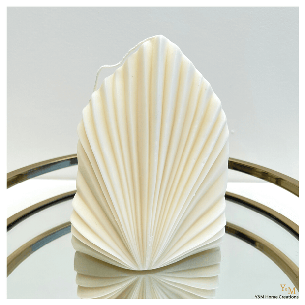 NATUURLIJKE LUXE PALM SPEAR GEURKAARS  Prachtige decoratieve, luxe, figuurkaars in de vorm van een Palm blad. Een heerlijke, naar jasmijn geurende kaars op basis van natuurlijke producten. 
