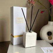 Luxe Geurstokjes | Diffuser -  Wit Lederen parfum fles - CADEAU TIP! Prachtige geurstokjes voor in jouw woonkamer, slaapkamer, badkamer. Etherische oliën, natuurlijke geuren.