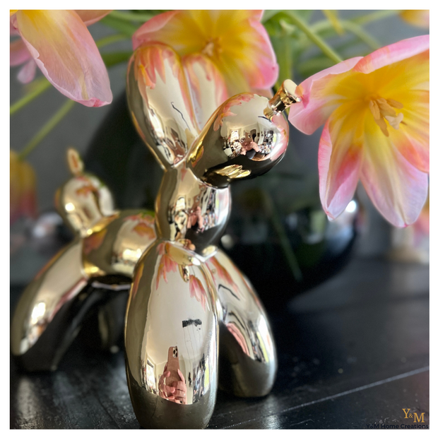 The Balloon Dog Goud/ Gold- DE Trend van nú & een echte eyecatcher in huis.  Hoe leuk is deze, van keramiek gemaakte, ballon hond? Je kent het vast wel, clowns die van ballonnen o.a. honden maken. Nu zo'n ballon in keramiek vorm