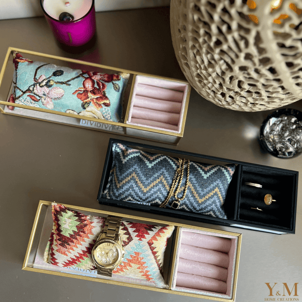 Een luxueuze sieradendoos van ExcluJess voor je mooiste juwelen. Deze gouden juwelen box met roze velvet, ringhouder & DIVIDIVI Bali Orchid kussen is perfect voor het opbergen van jouw favoriete sieraden