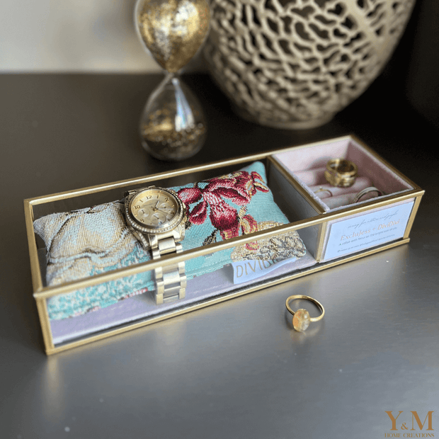 Een luxueuze sieradendoos van ExcluJess voor je mooiste juwelen. Deze gouden juwelen box met roze velvet, ringhouder & DIVIDIVI Bali Orchid kussen is perfect voor het opbergen van jouw favoriete sieraden