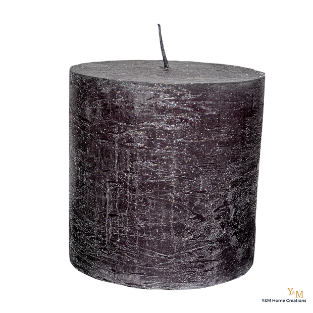 Y&M Home Creations Kaarsen Metallic Dark Grey Branded By 10x10cm  - Luxe kaarsen die passen bij hun luxe woonaccessoires.  Stompkaarsen - Luxe Kaarsen - Chique Kaarsen
