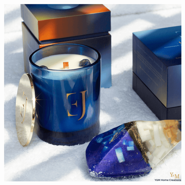 Het chique & Luxe Kristalzeep met Kristal Lapis Lazuli, van het exclusieve & Luxe merk EXCLUJESS, zijn te verkrijgen bij Y&M Home Creations. Sojawas, Handgemaakt, Vegan, milieuvriendelijk, natuurlijke ingrediënten. Geschikt voor alle huidtypes, ook voor mensen met een gevoeligere huid. 